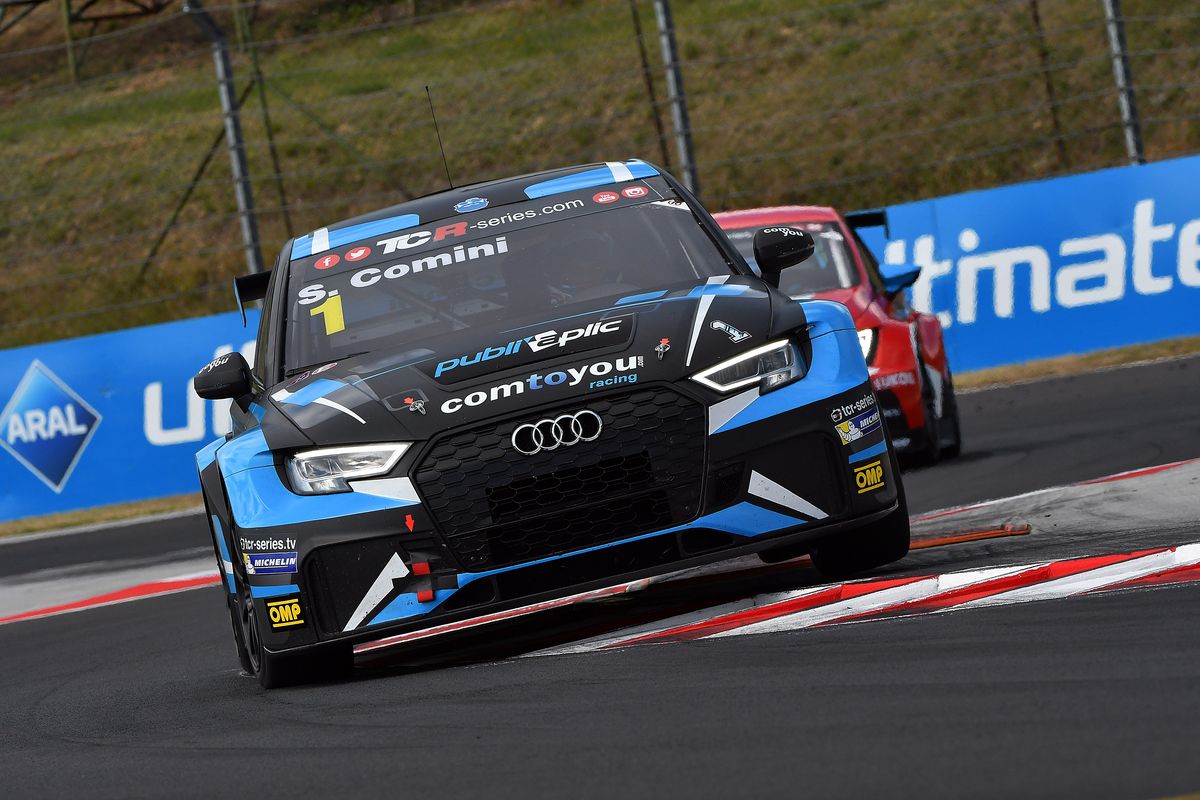 Stefano Comini in pista con auto da competizione