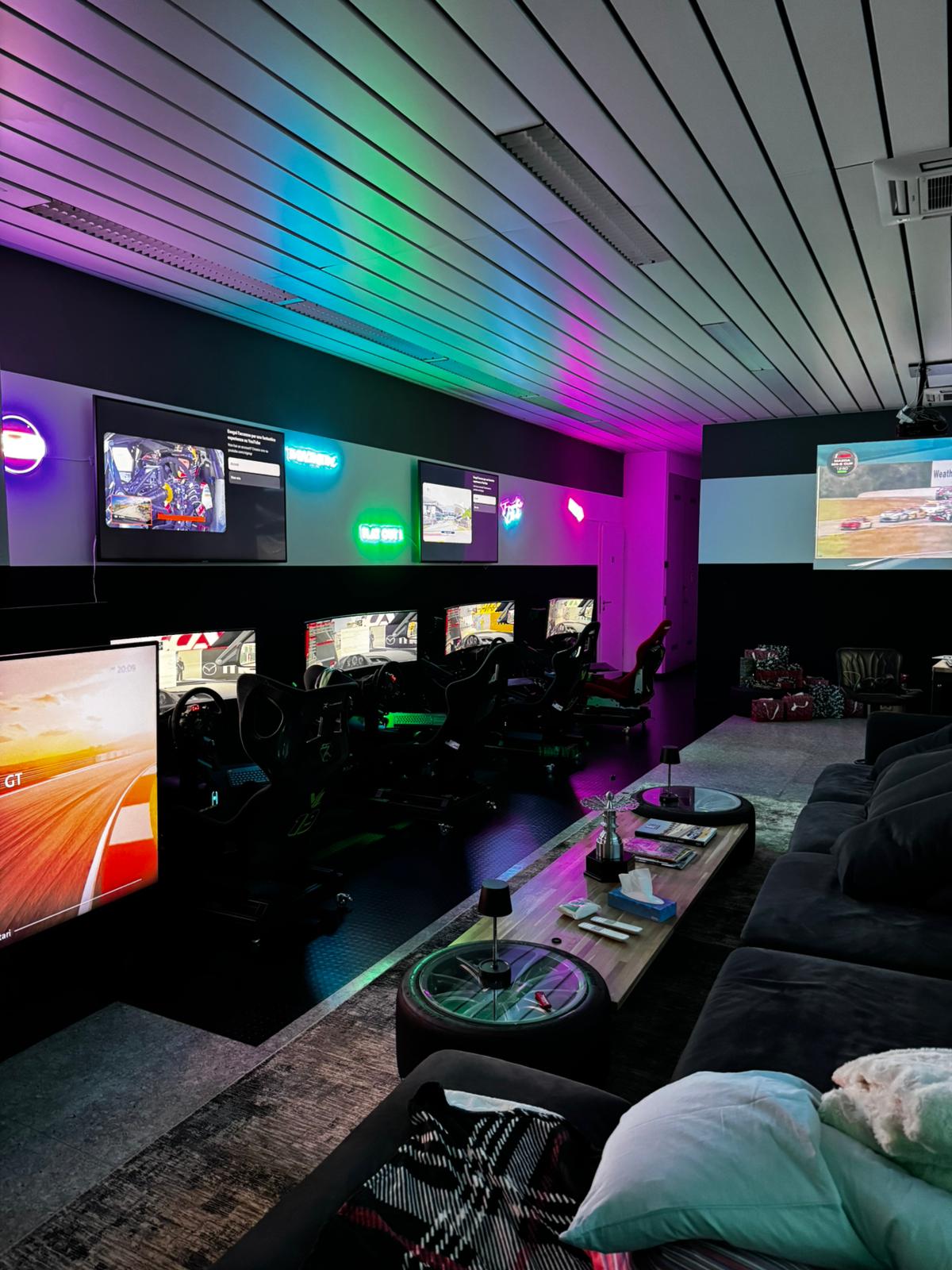 Sala RaceRepublic con simulatori professionali e area lounge a Morbio Inferiore