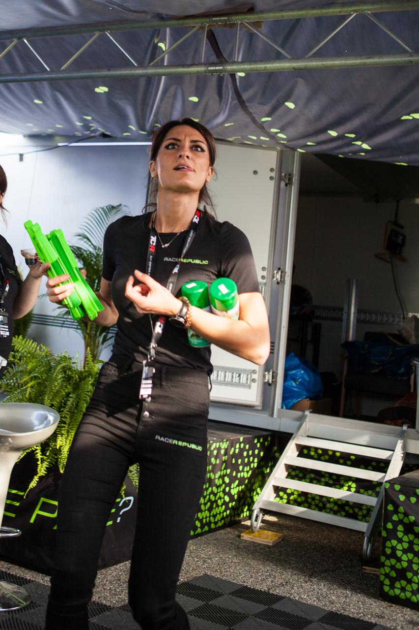 Sala simulatori RaceRepublic: piloti alle postazioni durante una sessione