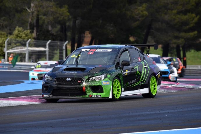 Gruppo in sessione sim racing — RaceRepublic Ticino