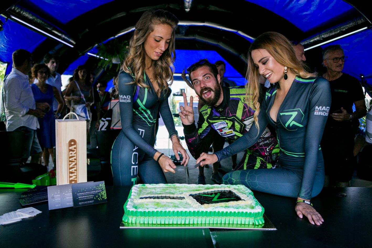 Panoramica sala RaceRepublic: simulatori professionali e spazio eventi