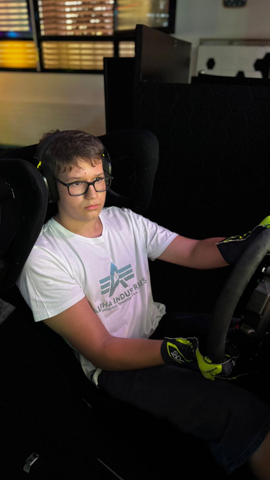Giovane pilota in sessione sim racing a RaceRepublic Morbio Inferiore