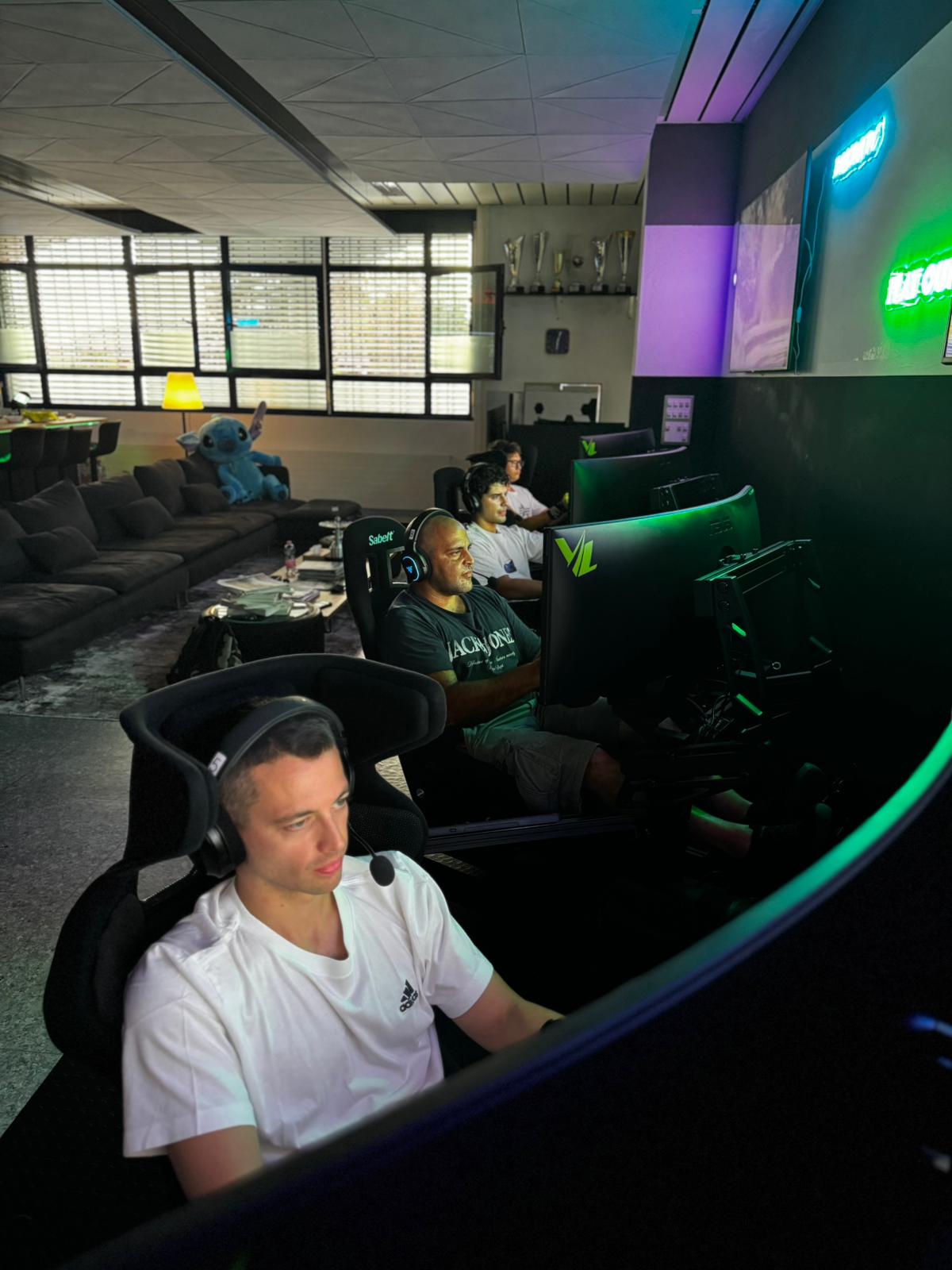 Sala RaceRepublic con lounge e postazioni simulatori professionali a Morbio Inferiore