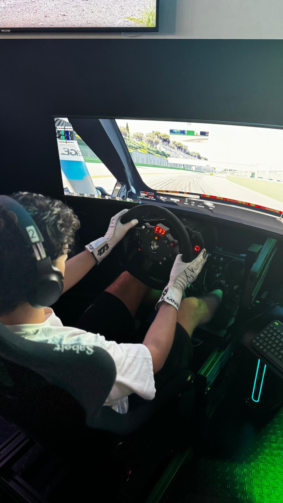Sessione su simulatore PRO RaceRepublic con volante e monitor panoramico a Morbio Inferiore
