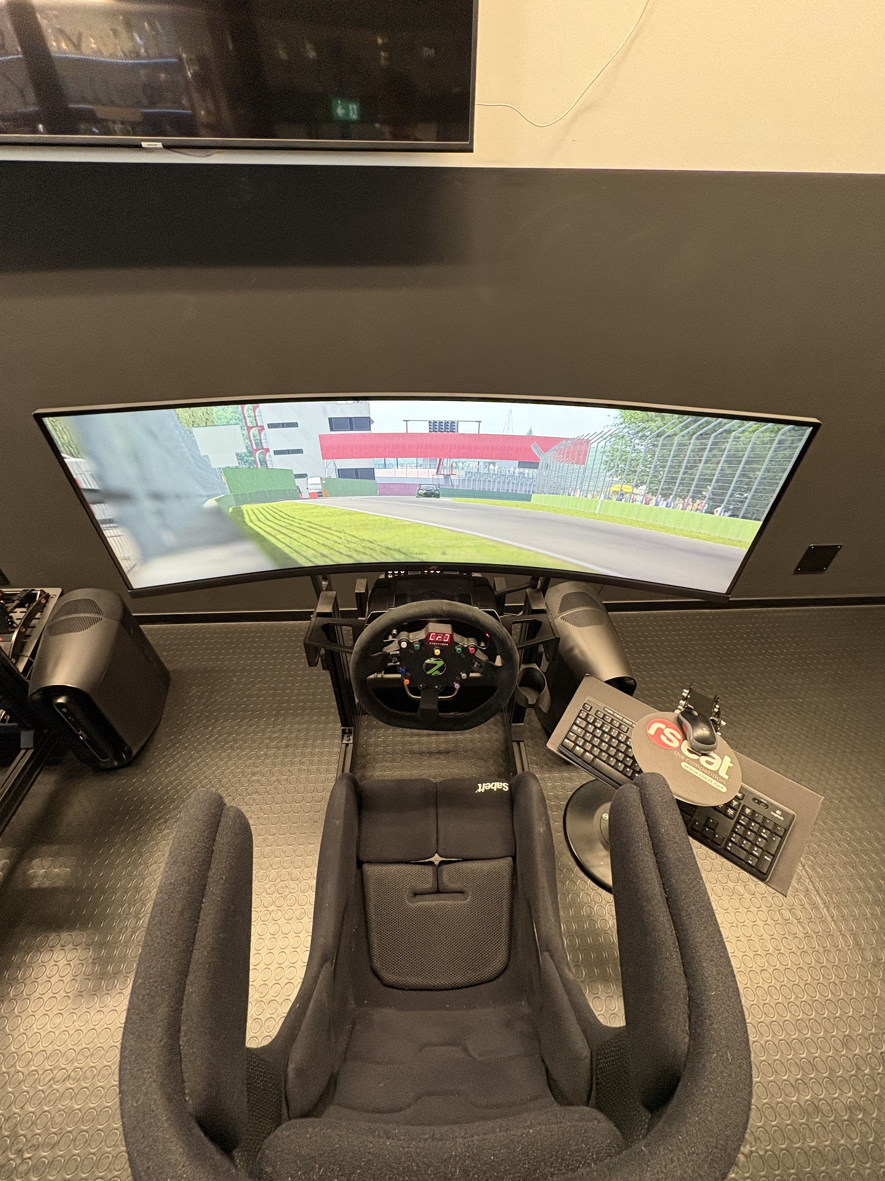 Postazioni simulatori professionali RaceRepublic con monitor panoramico