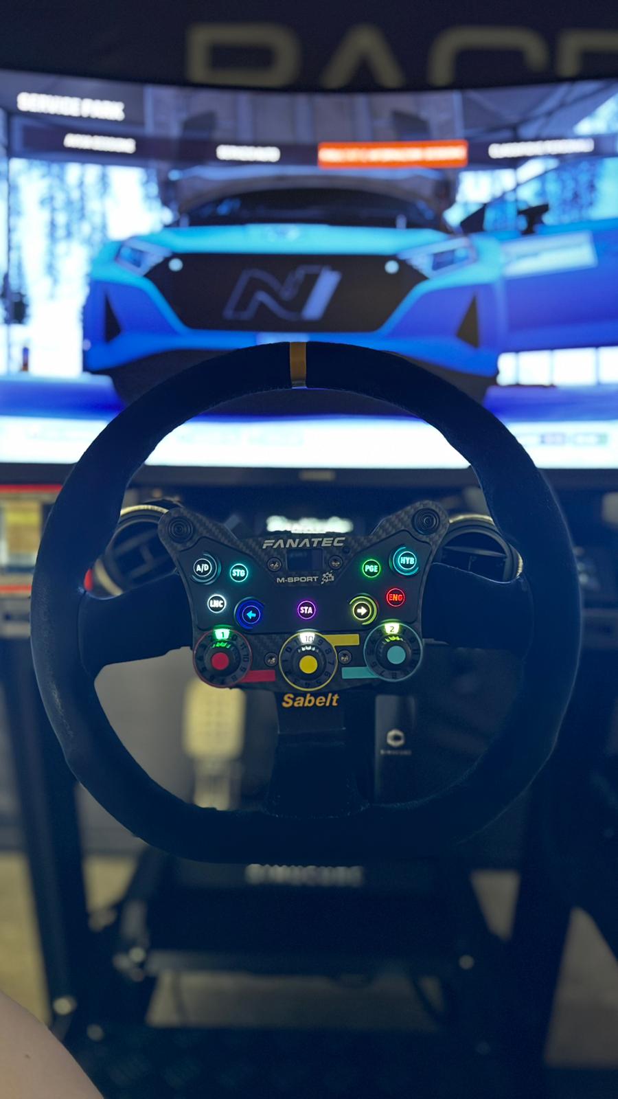 Volante Fanatec su simulatore professionale RaceRepublic a Morbio Inferiore